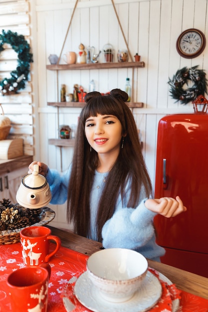 Fille dans une chambre avec des décorations de Noël