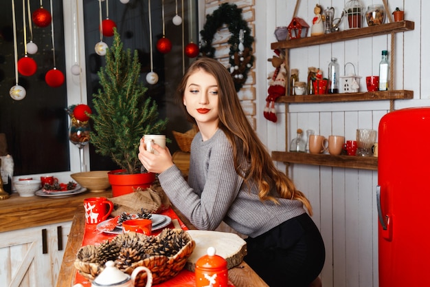 Fille dans une chambre avec des décorations de Noël