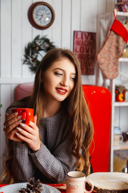 Fille dans une chambre avec des décorations de Noël