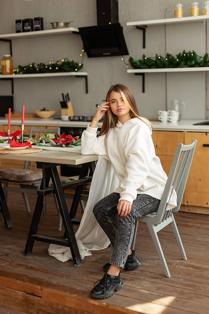 Fille dans une chambre avec des décorations de Noël