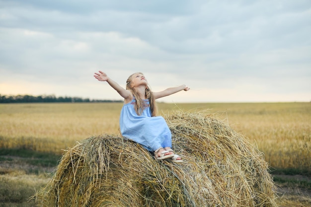 Fille dans un champ de blé sur une orge