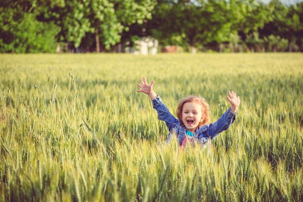 Fille dans un champ de blé