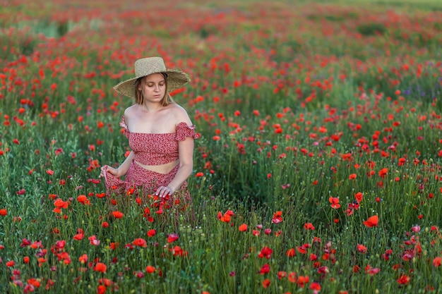 Une fille dans un champ de coquelicots.