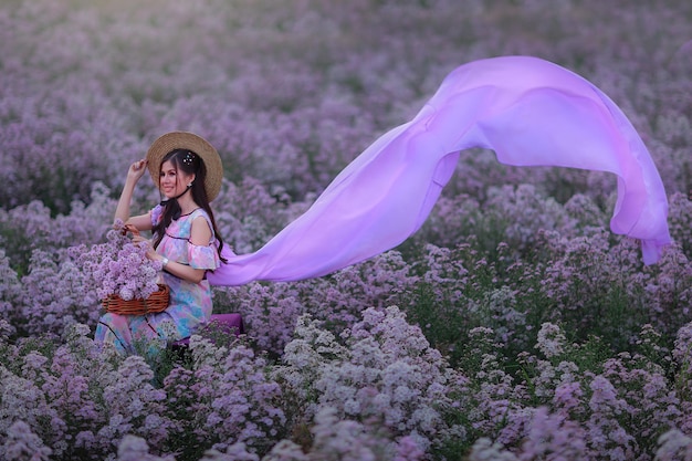 Une fille dans un champ de coupe violet