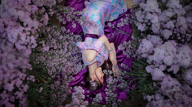 Photo une fille dans un champ de coupe violet