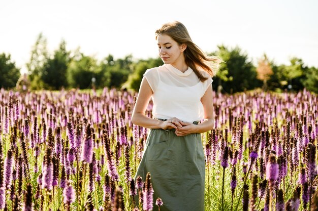 Fille dans un champ de fleurs