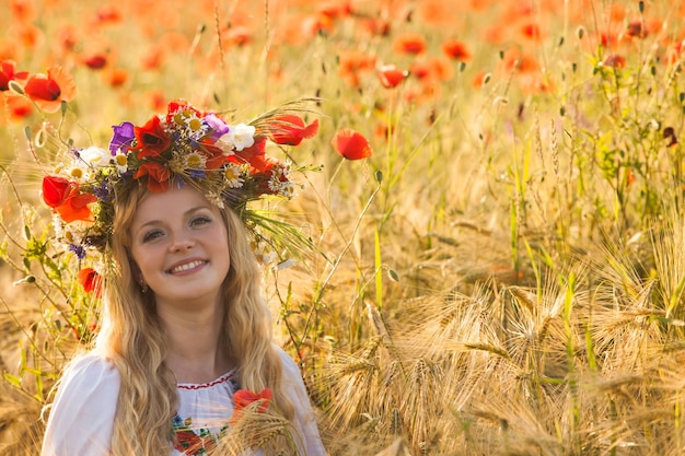 Fille dans un champ de pavot