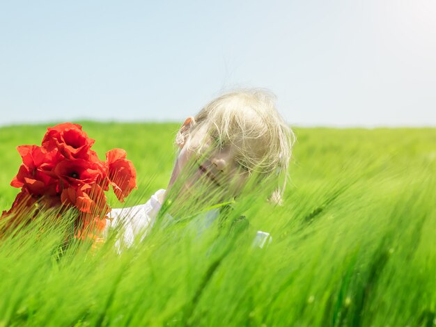 Fille dans un champ de seigle vert dans le vent.