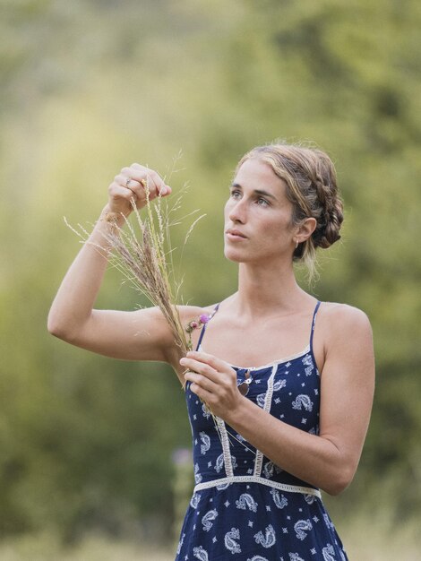 Photo la fille dans le champ