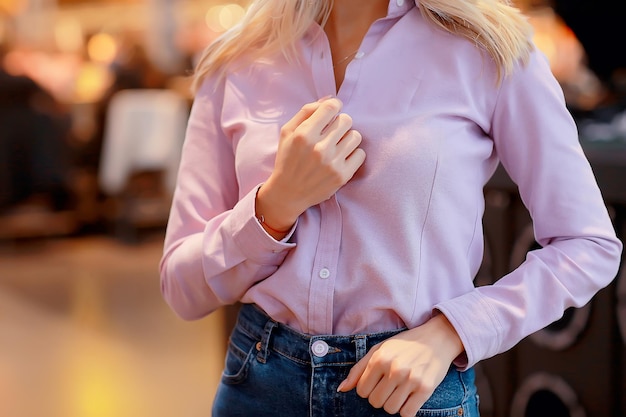 fille dans une chemise rose élément de fragment de vêtement, style d'affaires, chemise en coton, jeune femme