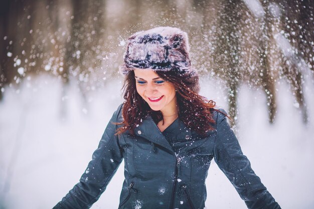 Fille dans le contexte de la forêt d'hiver