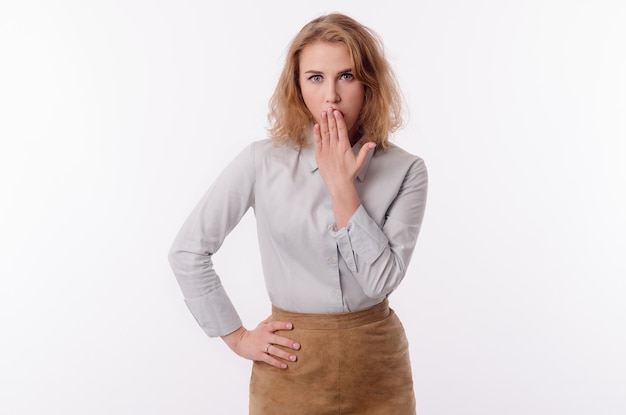 Fille dans un costume d'affaires sur un fond blanc