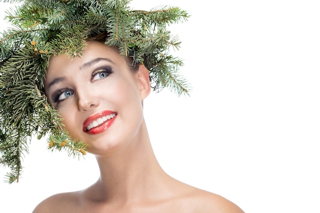 Photo la fille dans une couronne de branches de sapin