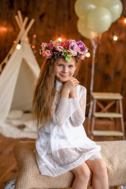 une fille dans une couronne de fleurs