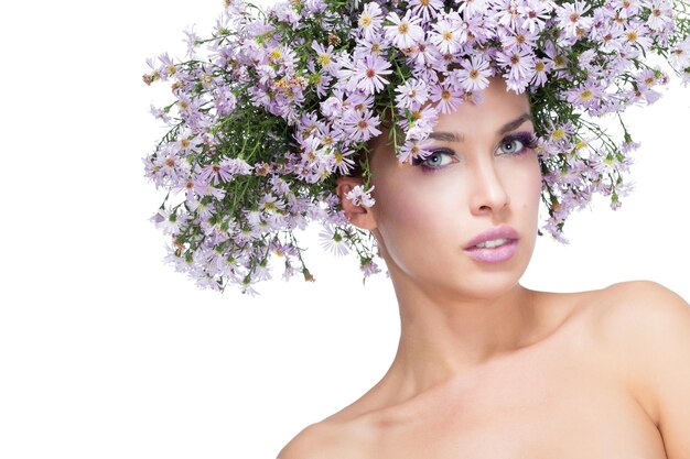 La fille dans une couronne de marguerites violettes