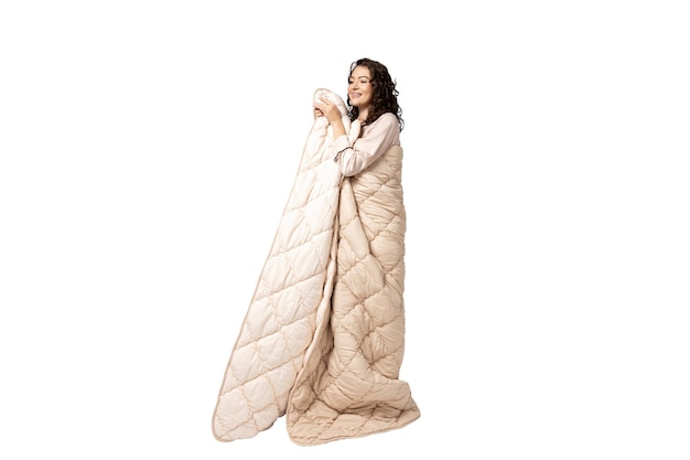 Photo une fille dans une couverture chaude isolée sur fond blanc
