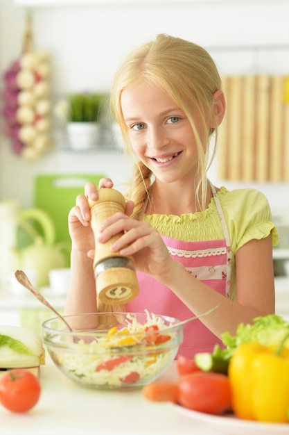 La fille dans la cuisine