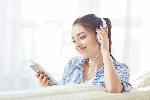 Fille Dans Les écouteurs Souriant écouter De La Musique Assis Dans La Chambre.