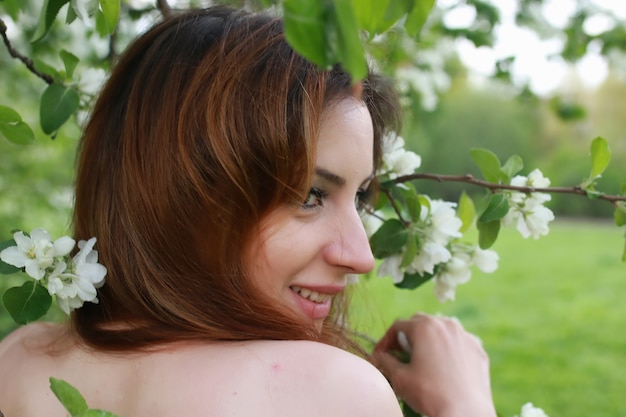 fille dans la fleur de jardin de pomme