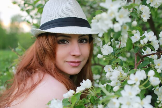 Fille Dans La Fleur De Jardin De Pomme