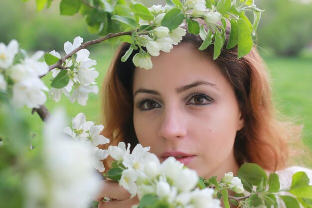 Fille dans la fleur de jardin de pomme