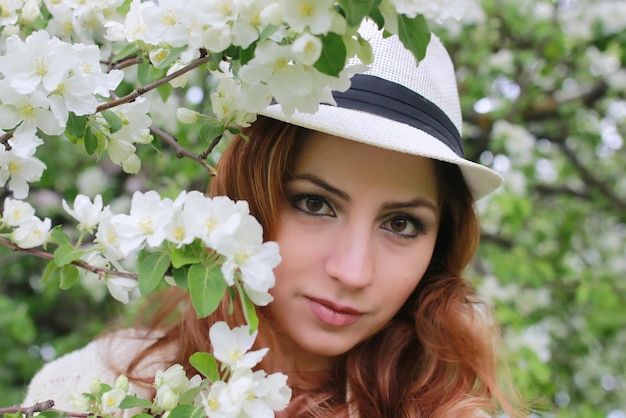 Fille dans la fleur de jardin de pomme