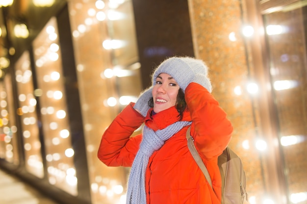 Fille dans un flocon de neige de la ville de nuit lumières de la ville de Noël concept de vacances de Noël et d'hiver