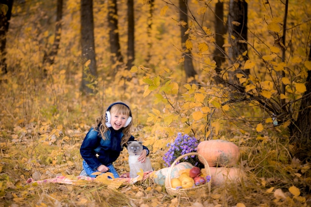 Fille dans la forêt d'automne. avec un chaton