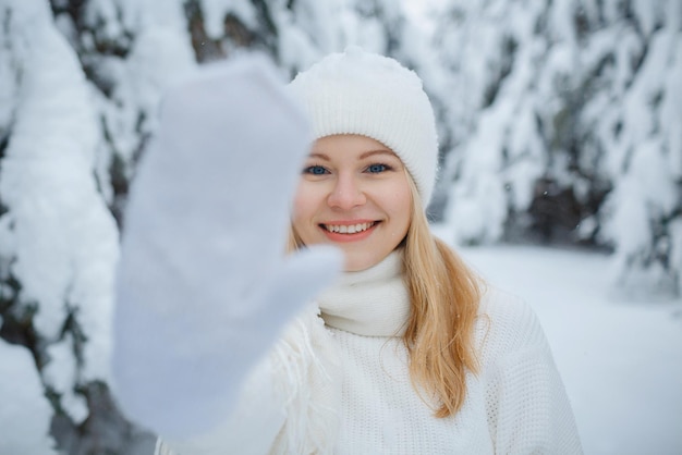 Une fille dans une forêt d'hiver, blonde, une promenade amusante dans la nature