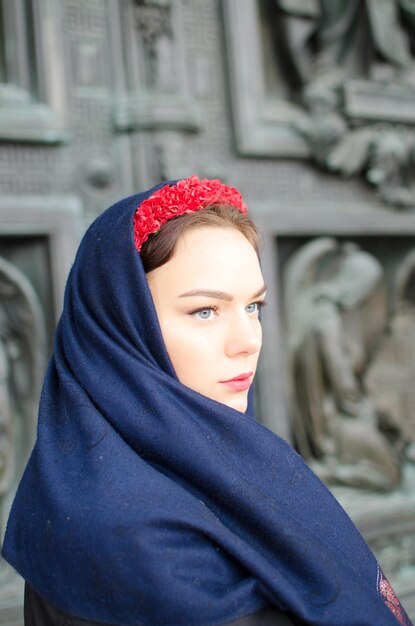 Fille dans un foulard avec une couronne rouge sur la tête