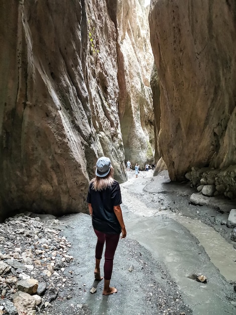 Une fille dans une gorge de montagne étroite Karadakh avec la lumière du soleil au Dagestan Russie juin 2021