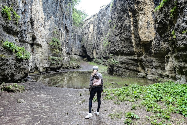 La fille dans la gorge de Stone Bowl Une gorge dans les montagnes de la nature du paysage du Daguestan Russie