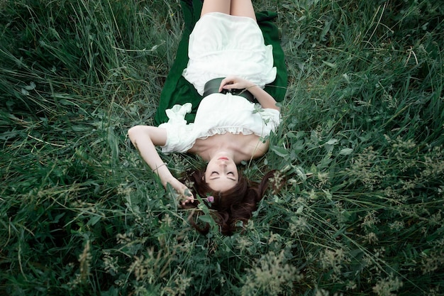 fille dans l'herbe verte en été