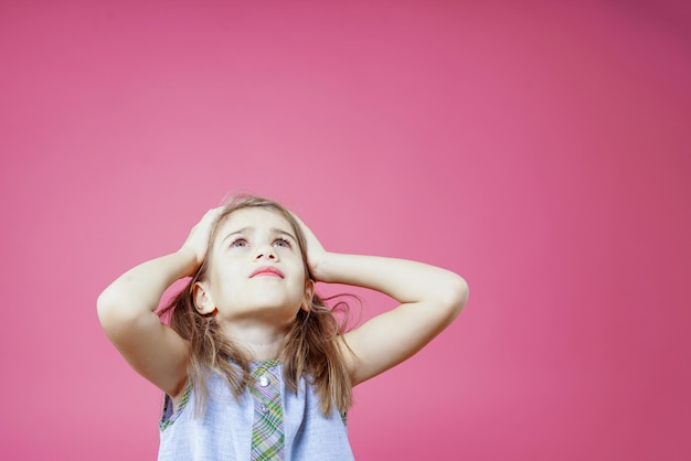 Fille dans l'horreur des problèmes empilés Tristesse de nostalgie