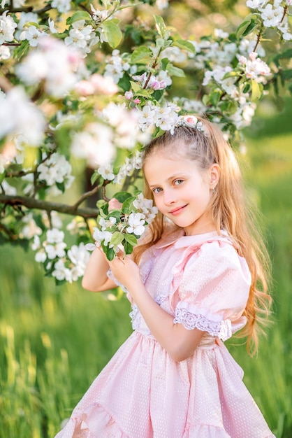 Photo fille dans le jardin des fleurs de printemps