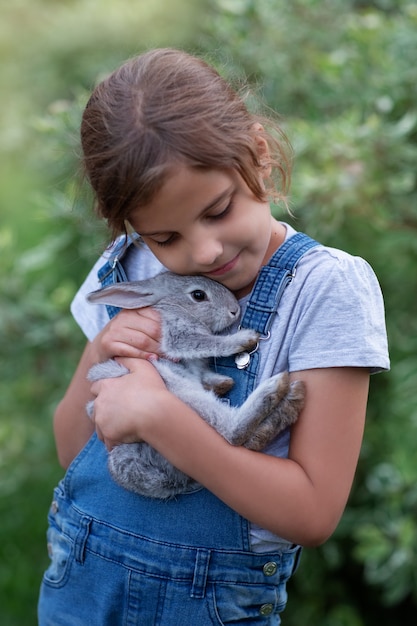 Une fille dans le jardin avec un lapin