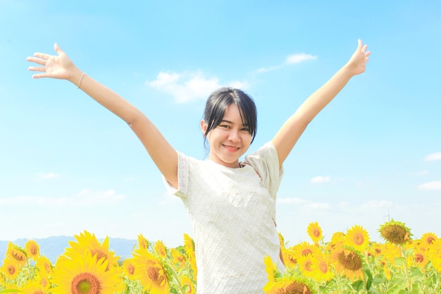 La fille dans le jardin de tournesol.