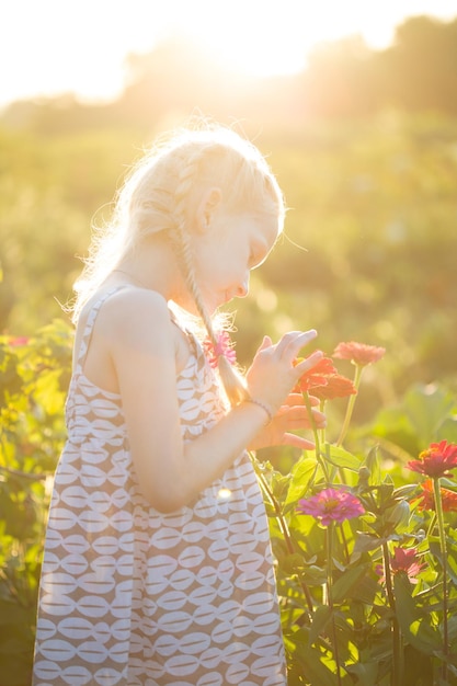 fille dans le jardin