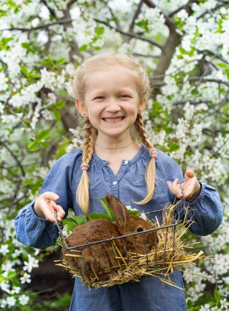 Fille dans le jardin