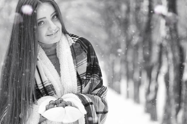 Photo une fille dans un jour nuageux d'hiver