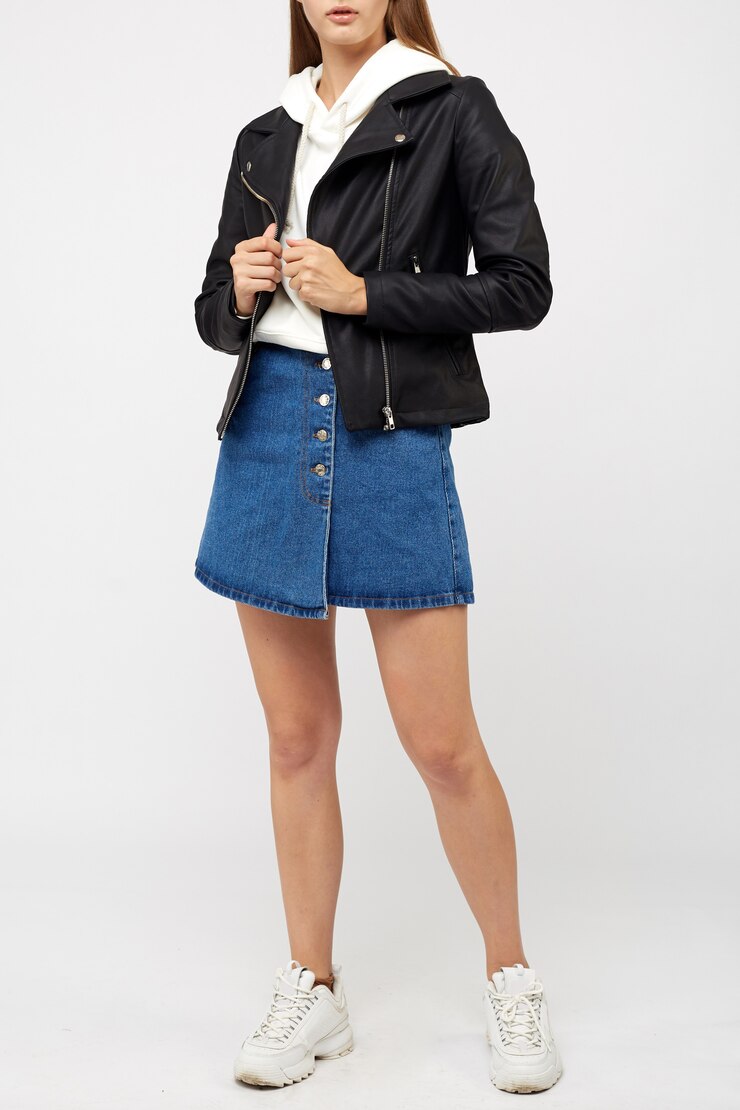 Photo fille dans une jupe en jean et une veste noire