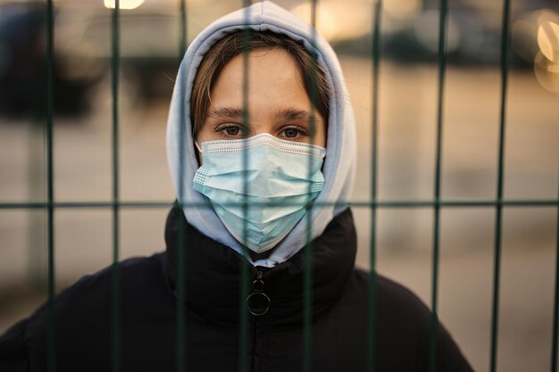 fille dans un masque médical dans la zone de quarantaine COVID19 pandémie de coronavirus de quarantaine