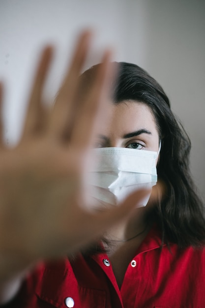 Fille dans un masque médical