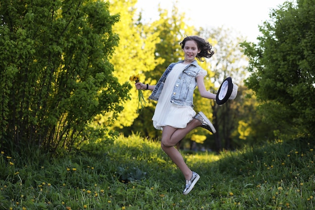 Fille dans le parc au printemps