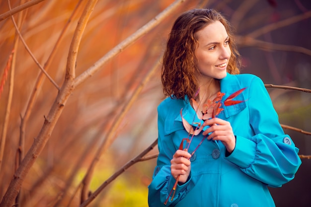 Fille dans le parc automne