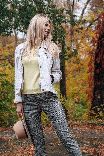 Fille dans le parc en automne