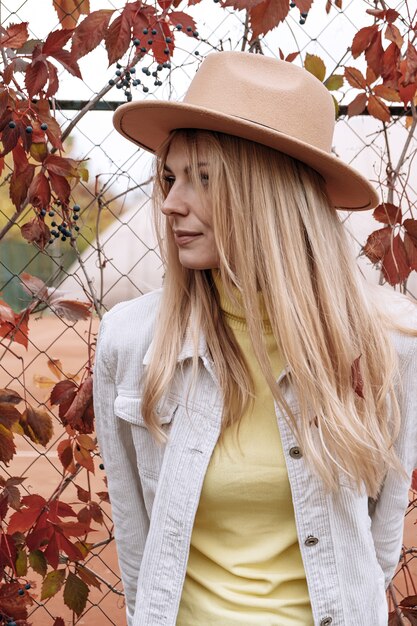 Fille dans le parc en automne