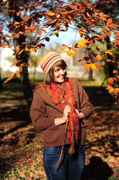 Fille dans le parc de l'automne.