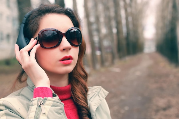 Fille dans le parc avec casque