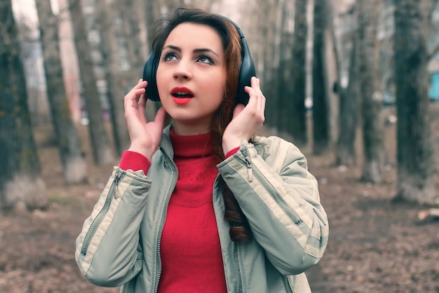 Fille dans le parc avec casque